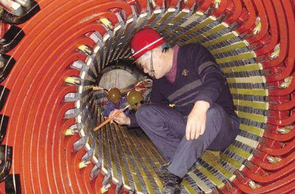 西安泰富西玛电机吴高治、刘长安、张卫华荣获西安市劳动模范荣誉称号。