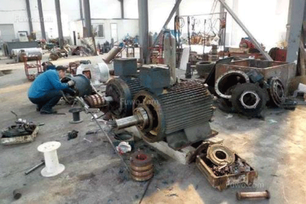 西安西玛电机驱动轴修理中轴向间隙的测量。