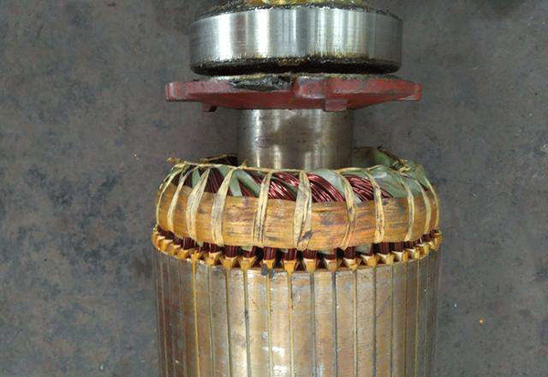 西安电机厂技术员关于高压电机端部捆扎的重要性分析。