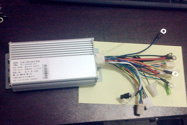 Z2直流电机控制器的安装过程分享。