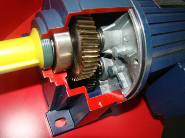 机械装配西玛电机时,轴头装链轮可涂抹黄油,可更快装配好。