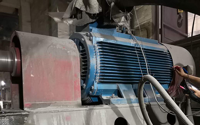 图为西玛电机售后人员高压电机振动测量现场照片 图为西玛电机售后人员高压电机振动测量现场照片